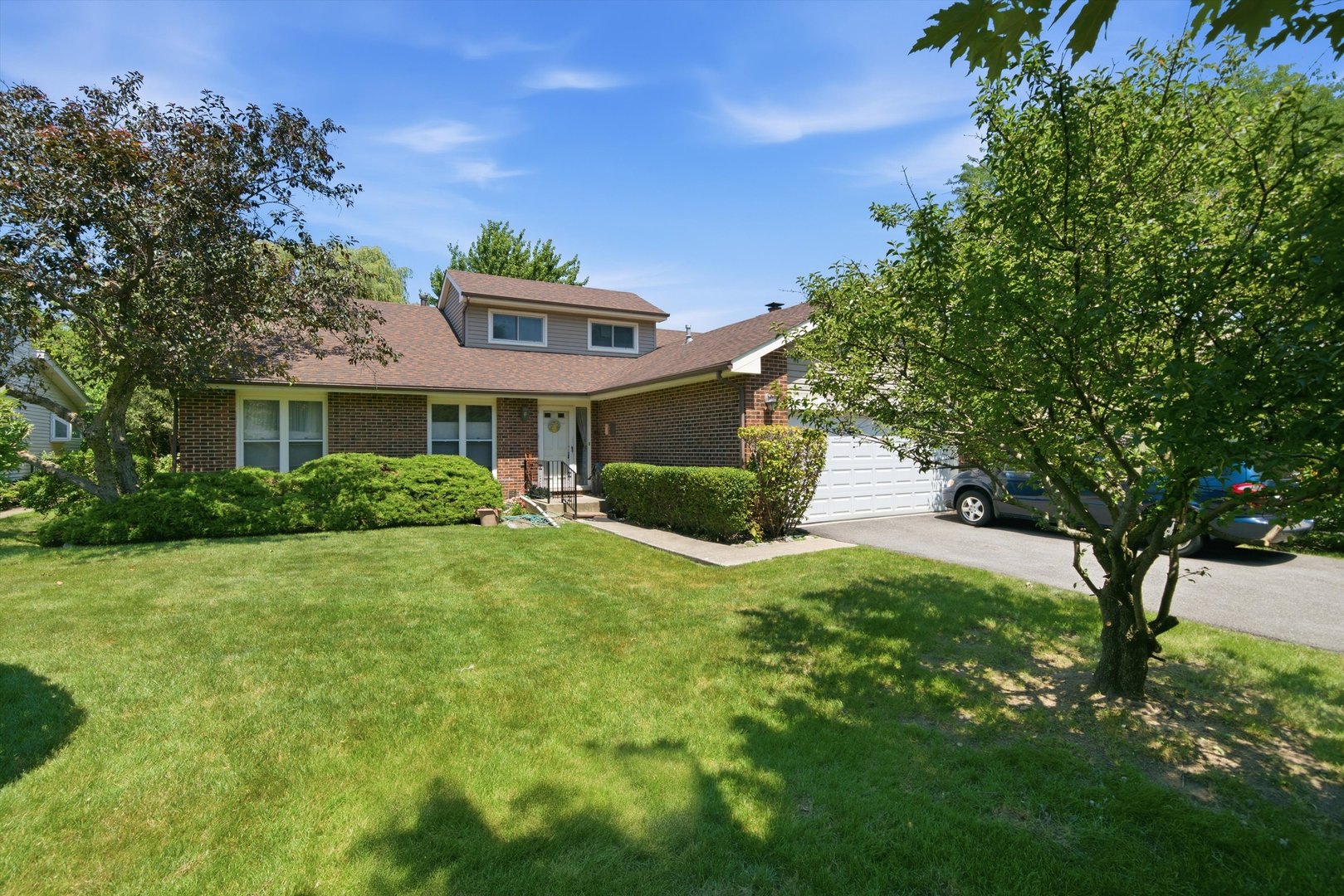 Homes for sale in Northbrook, IL | 2924 Acorn Ln, Northbrook, IL 60062 | MLS# 12707690