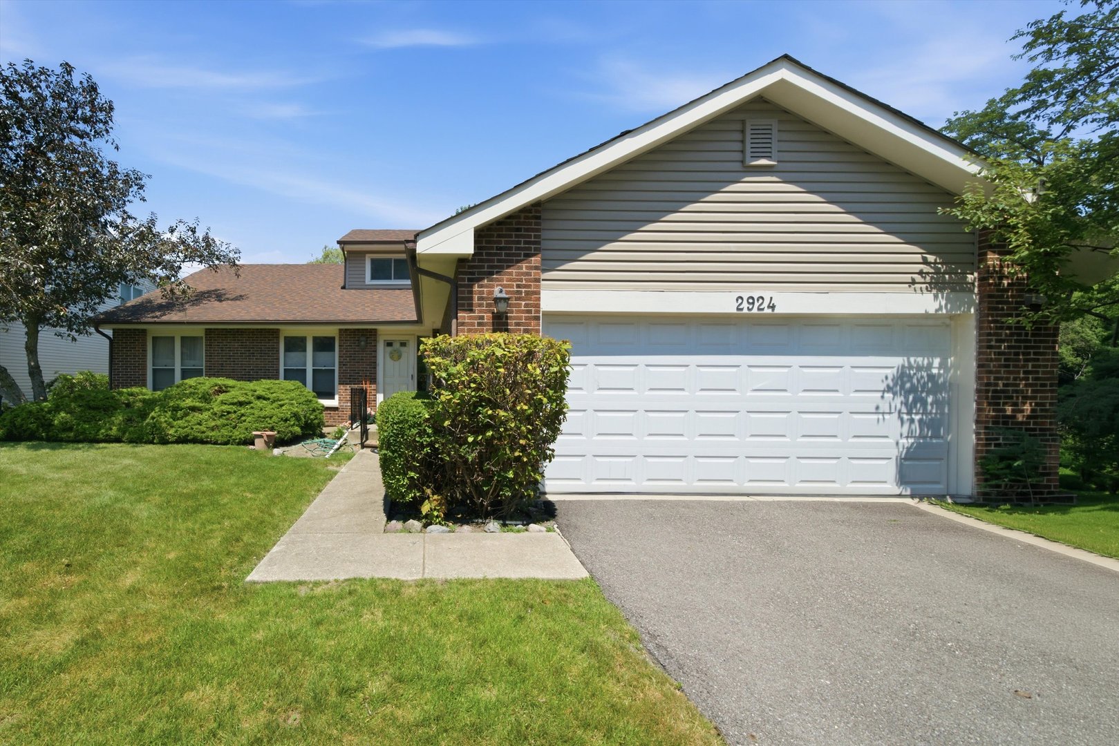 Homes for sale in Northbrook, IL | 2924 Acorn Ln, Northbrook, IL 60062 | MLS# 12707690