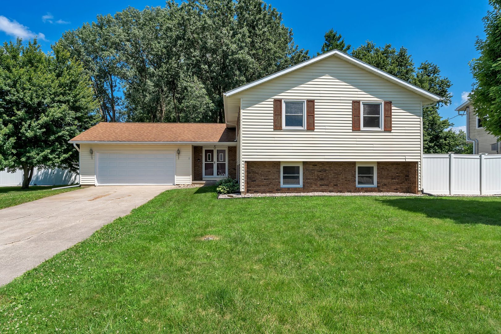 Homes for sale in Geneseo, IL | 76 Lynwood Ave, Geneseo, IL 61254 | MLS# 12707780