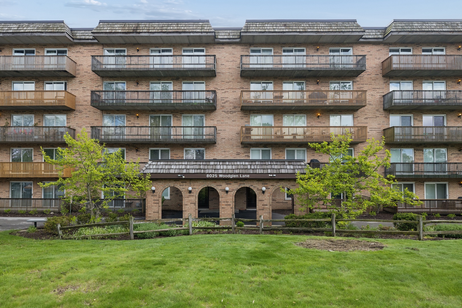 Homes for sale in Downers Grove, IL | 8025 Woodglen Ln #403, Downers Grove, IL 60516 | MLS# 12707796