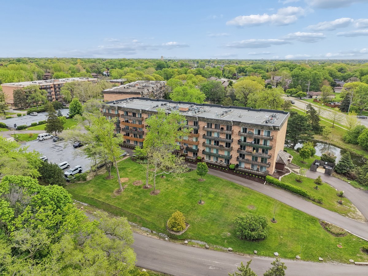 Homes for sale in Downers Grove, IL | 8025 Woodglen Ln #403, Downers Grove, IL 60516 | MLS# 12707796