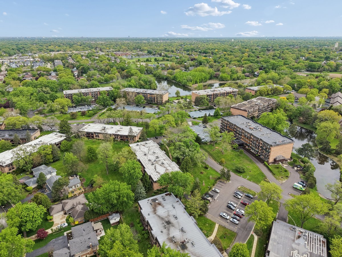 Homes for sale in Downers Grove, IL | 8025 Woodglen Lane, Downers Grove, IL 60516 | Houzeo