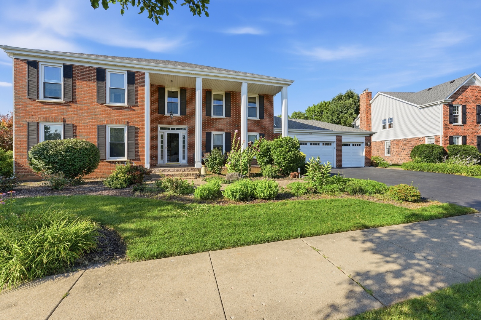 2nd image of 690 Waterford Dr, Des Plaines, IL 60016 | MLS# 12707843