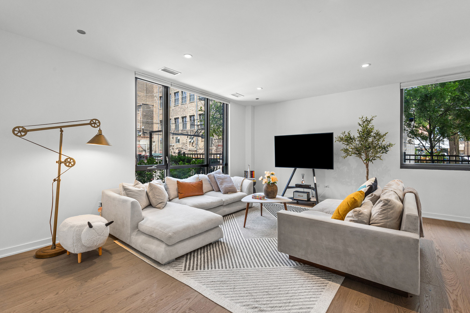 4th image of 1648 W Division St, Chicago, IL 60622