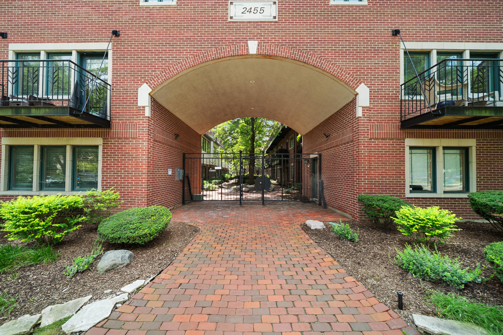 2nd image of 2455 W Ohio St #8E, Chicago, IL 60612 | MLS# 12707899