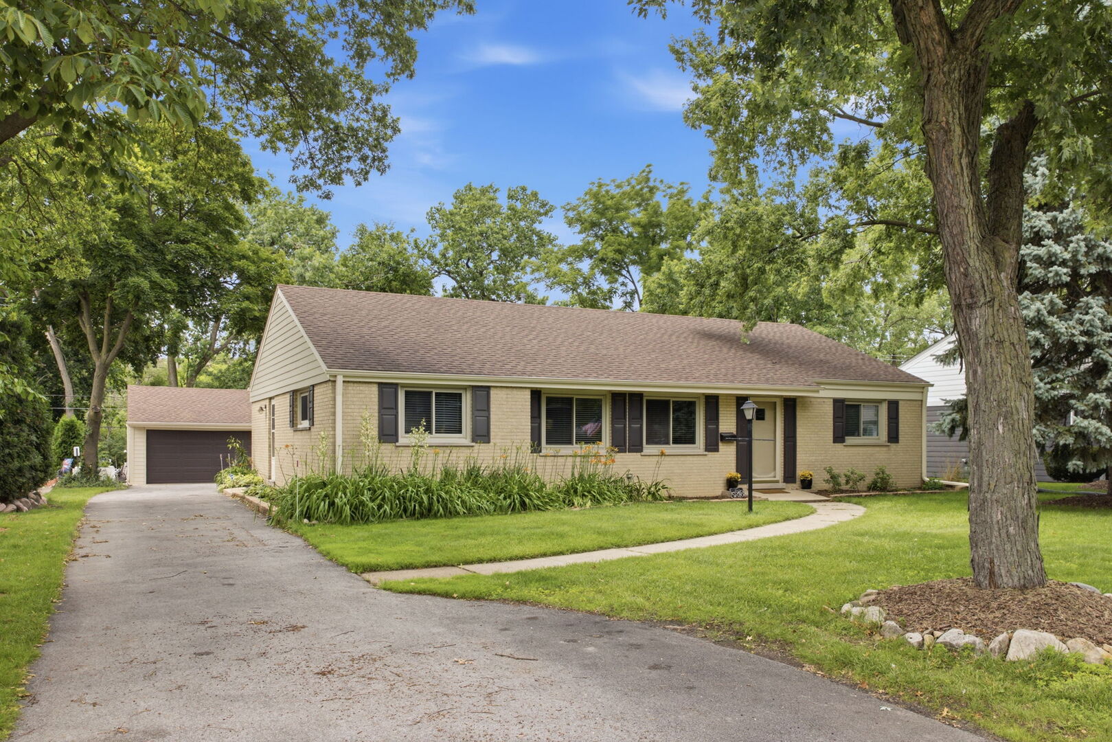 1st image of 5818 Ridgewood Dr, Western Springs, IL 60558 | MLS# 12708559