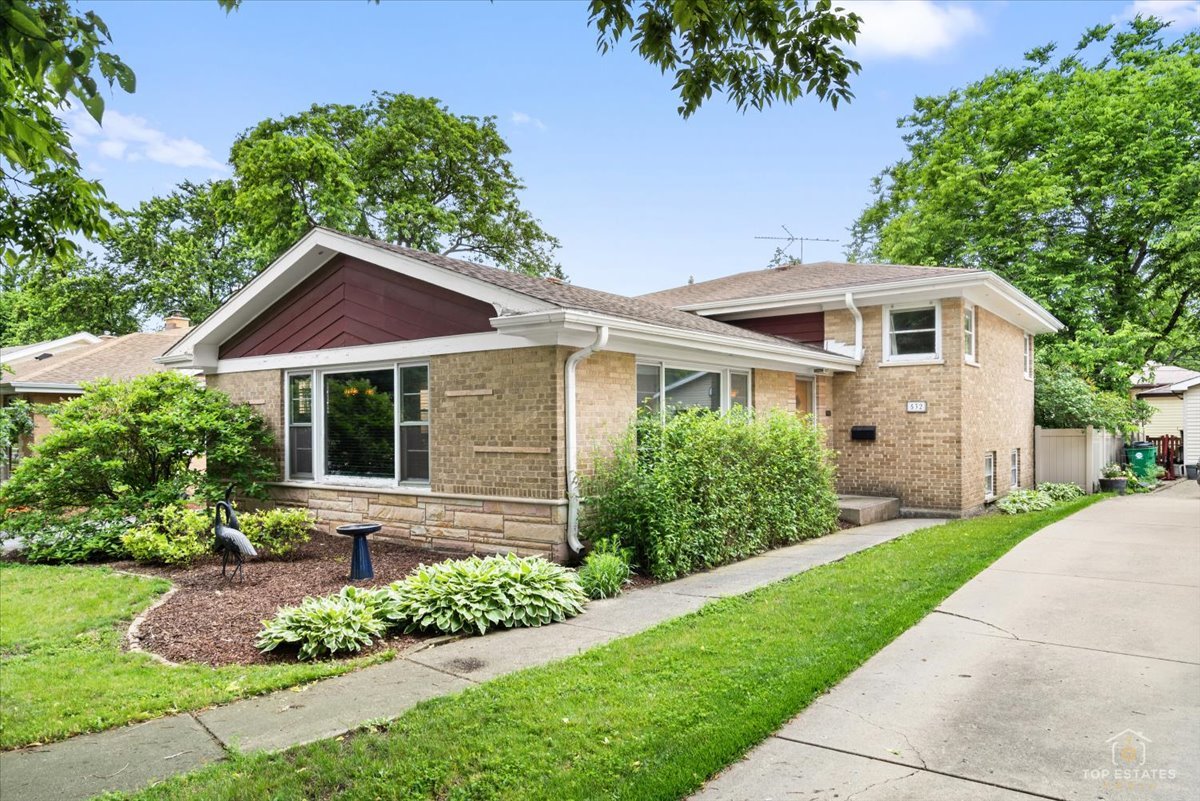Homes for sale in Park Ridge, IL | 532 N Redfield Ct, Park Ridge, IL 60068 | MLS# 12708606