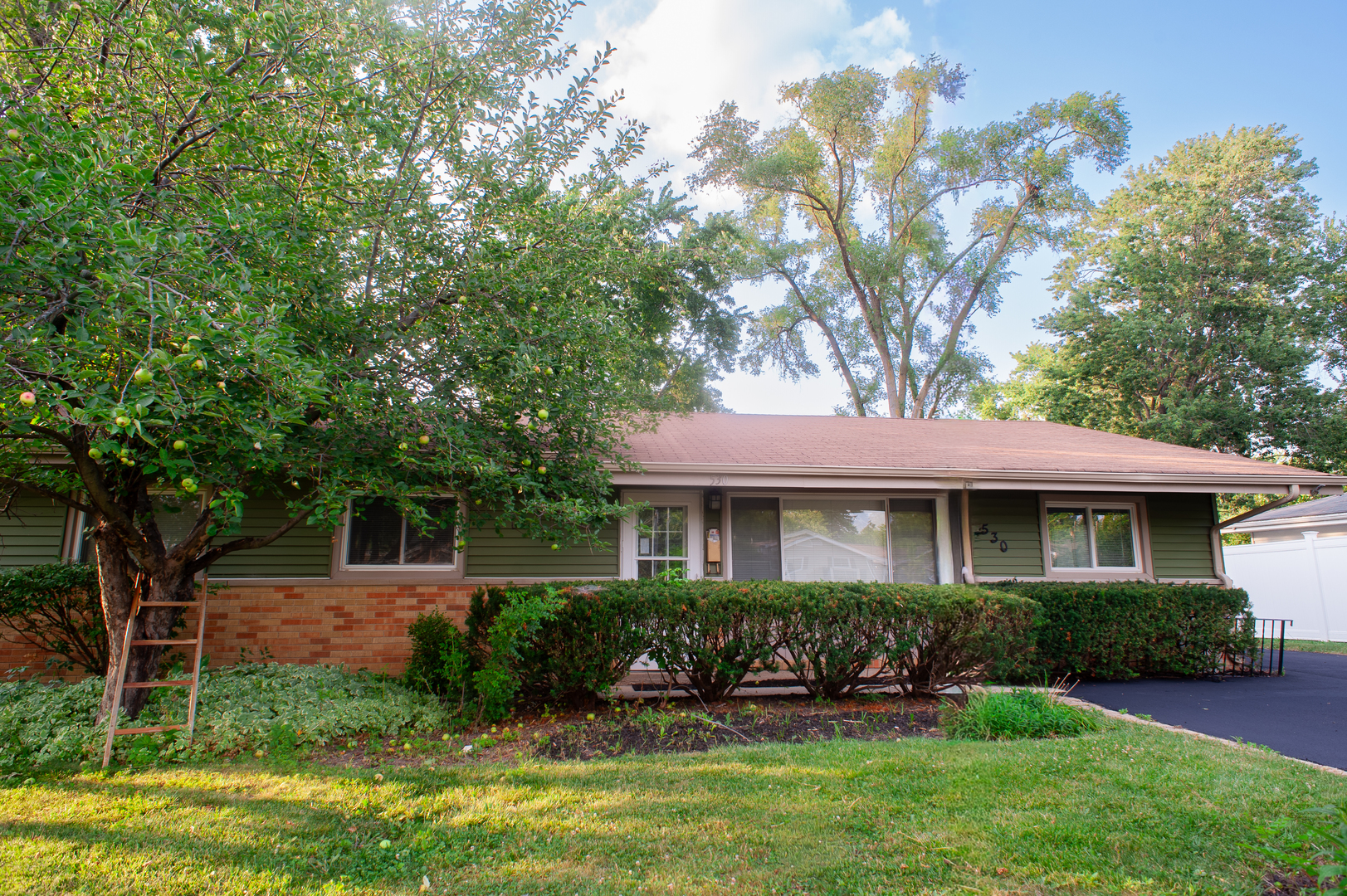 2nd image of 530 Maywood Ln, Hoffman Estates, IL 60169 | MLS# 12709055