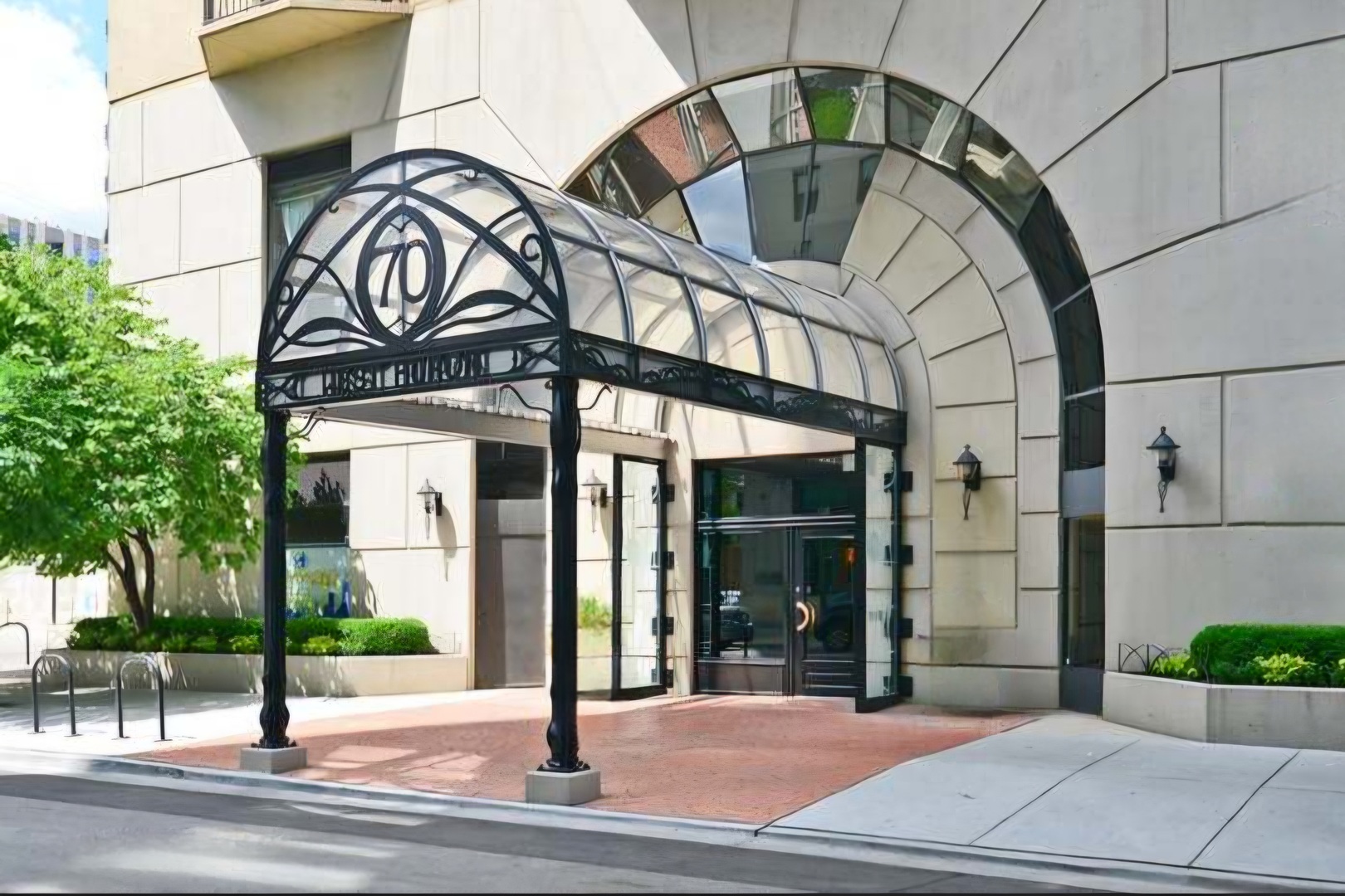 2nd image of 70 W Huron St, Chicago, IL 60654