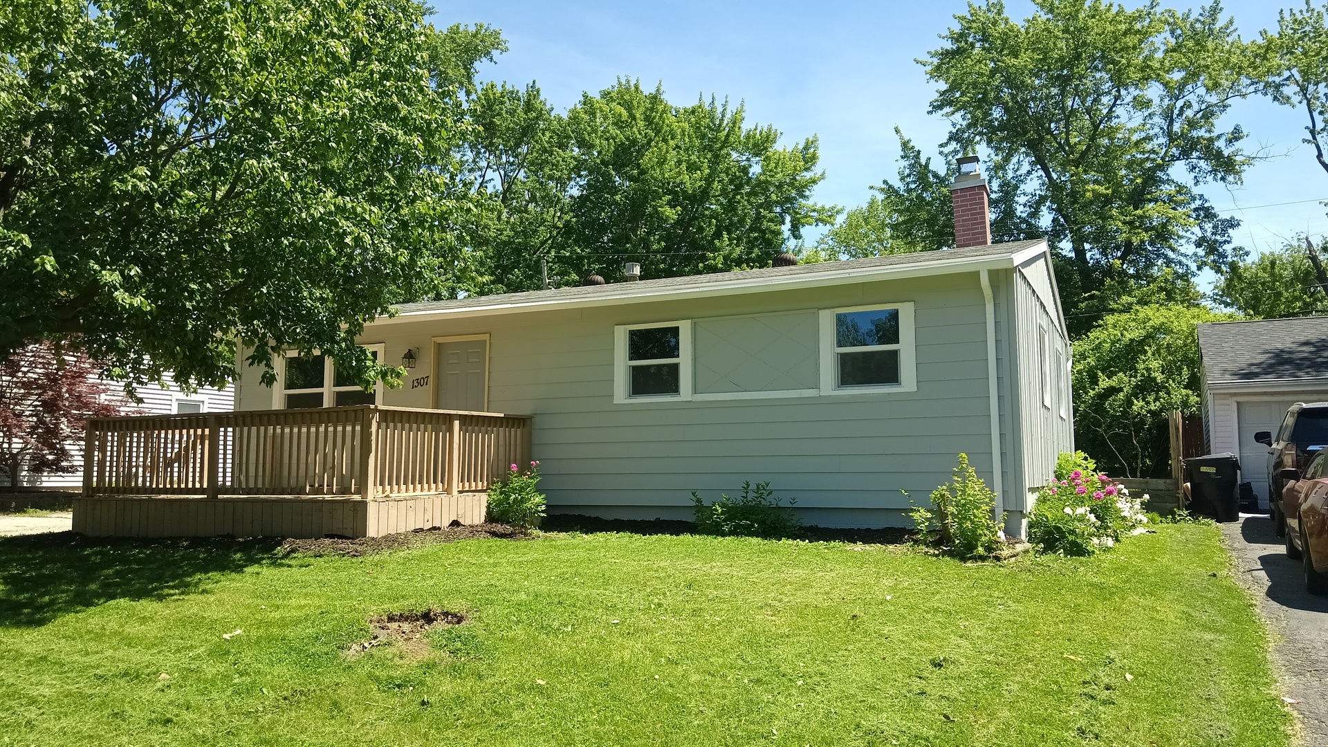 3rd image of 1307 Glenwood Rd, Bloomington, IL 61704 | MLS# 12709301