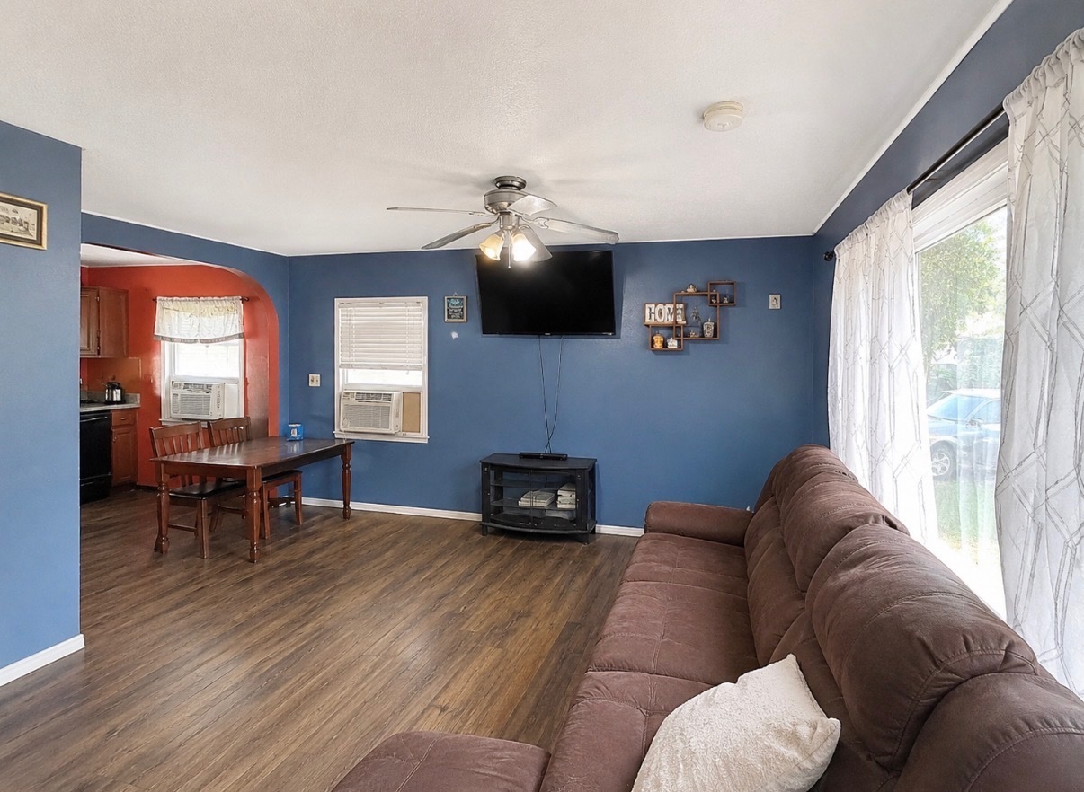 5th image of 205 Caddy Ave, Carpentersville, IL 60110 | MLS# 12709475