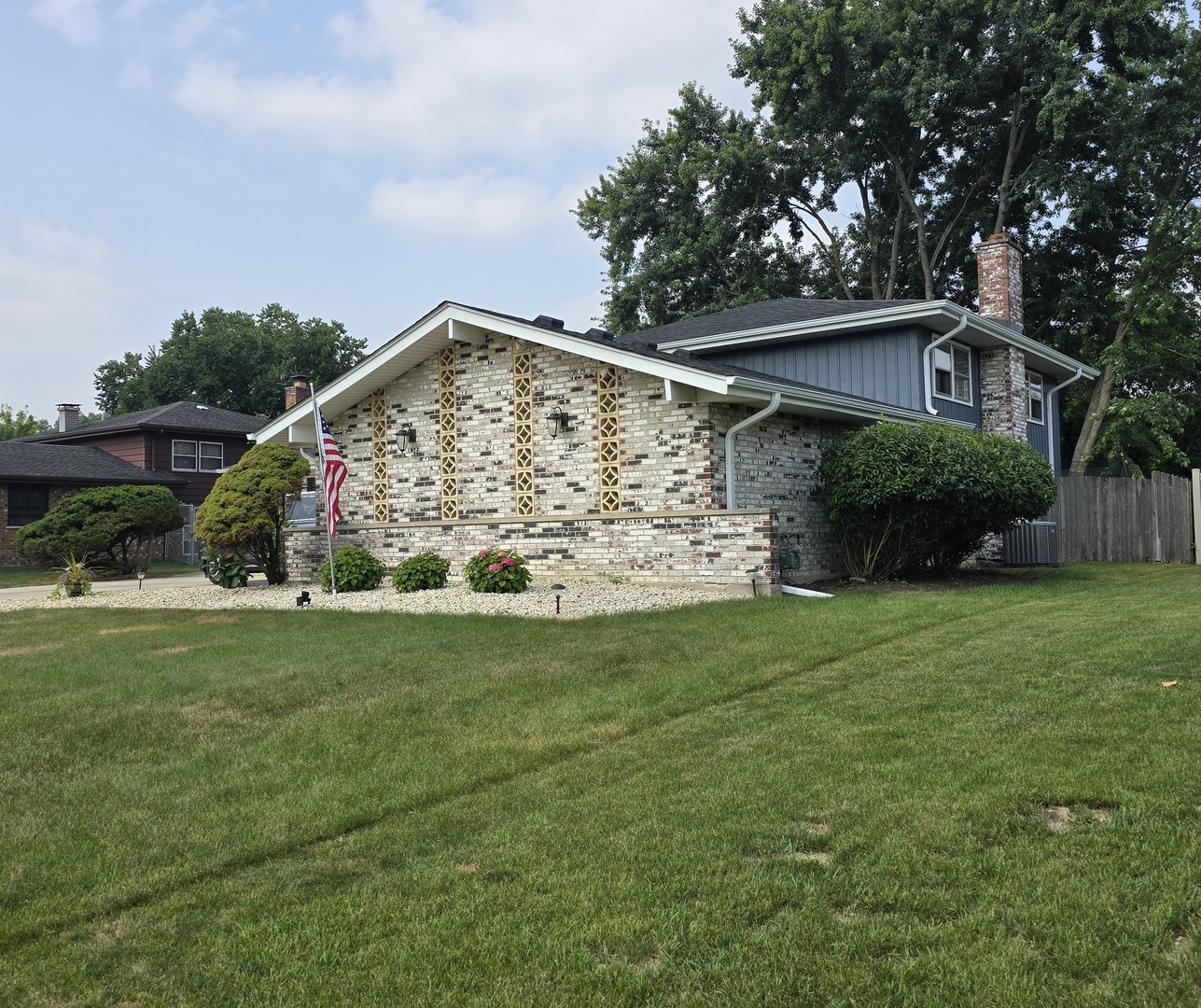 2nd image of 7014 Wilcox Ave, Darien, IL 60561 | MLS# 12709710