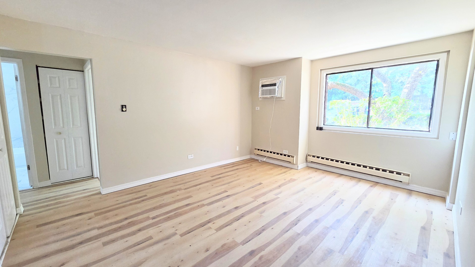 4th image of 160 Dunteman Dr, Glendale Heights, IL 60139