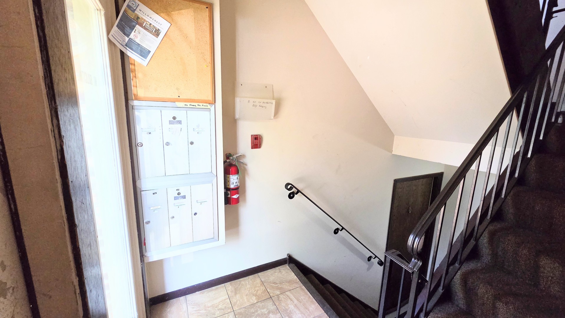 2nd image of 160 Dunteman Dr, Glendale Heights, IL 60139