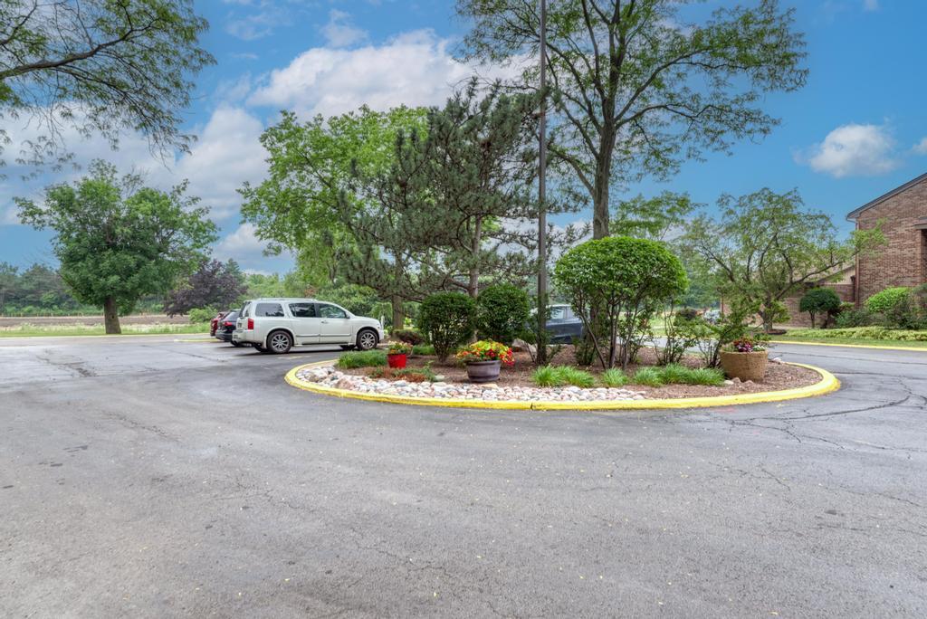 3rd image of 465 W Dominion Dr, Wood Dale, IL 60191