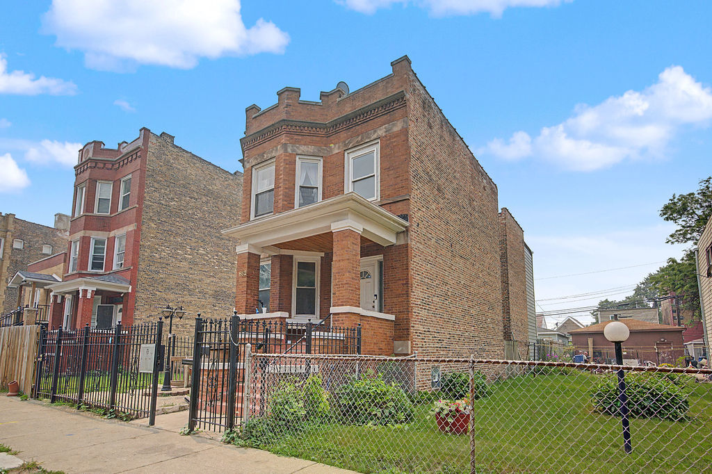 Homes for sale in Chicago, IL | 850 N Springfield Ave, Chicago, IL 60651 | MLS# 12709857