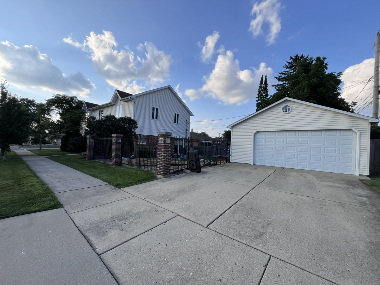 31st image of 1131 E Grant Dr, Des Plaines, IL 60016 | MLS# 12710011