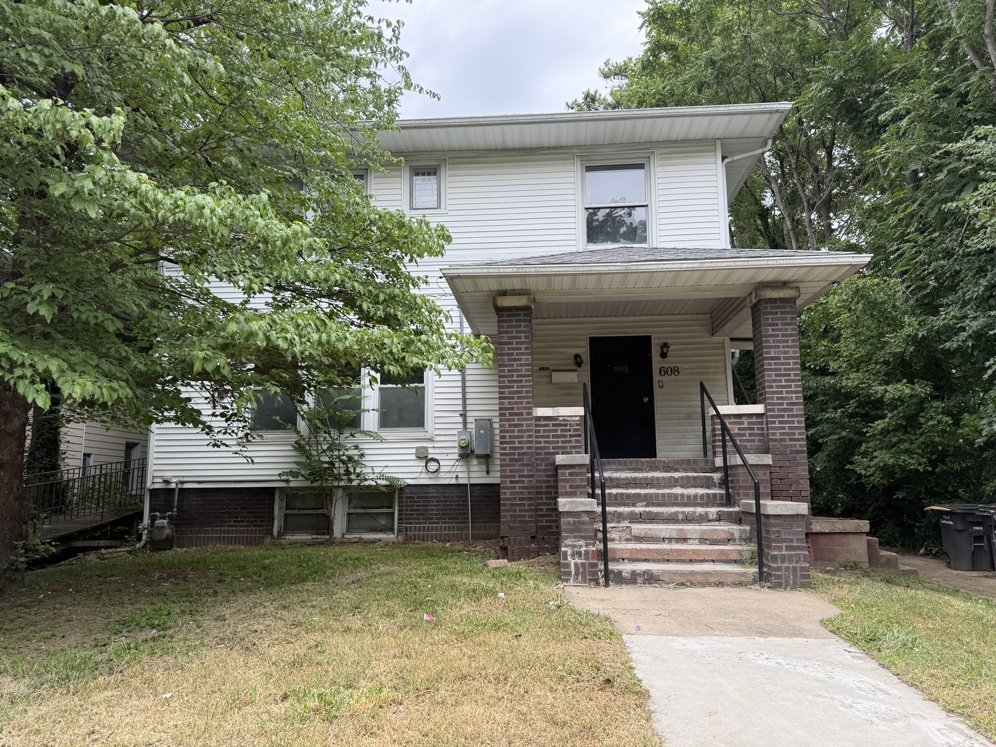 Homes for sale in Carbondale, IL | 608 W Main St, Carbondale, IL 62901 | MLS# 12710057