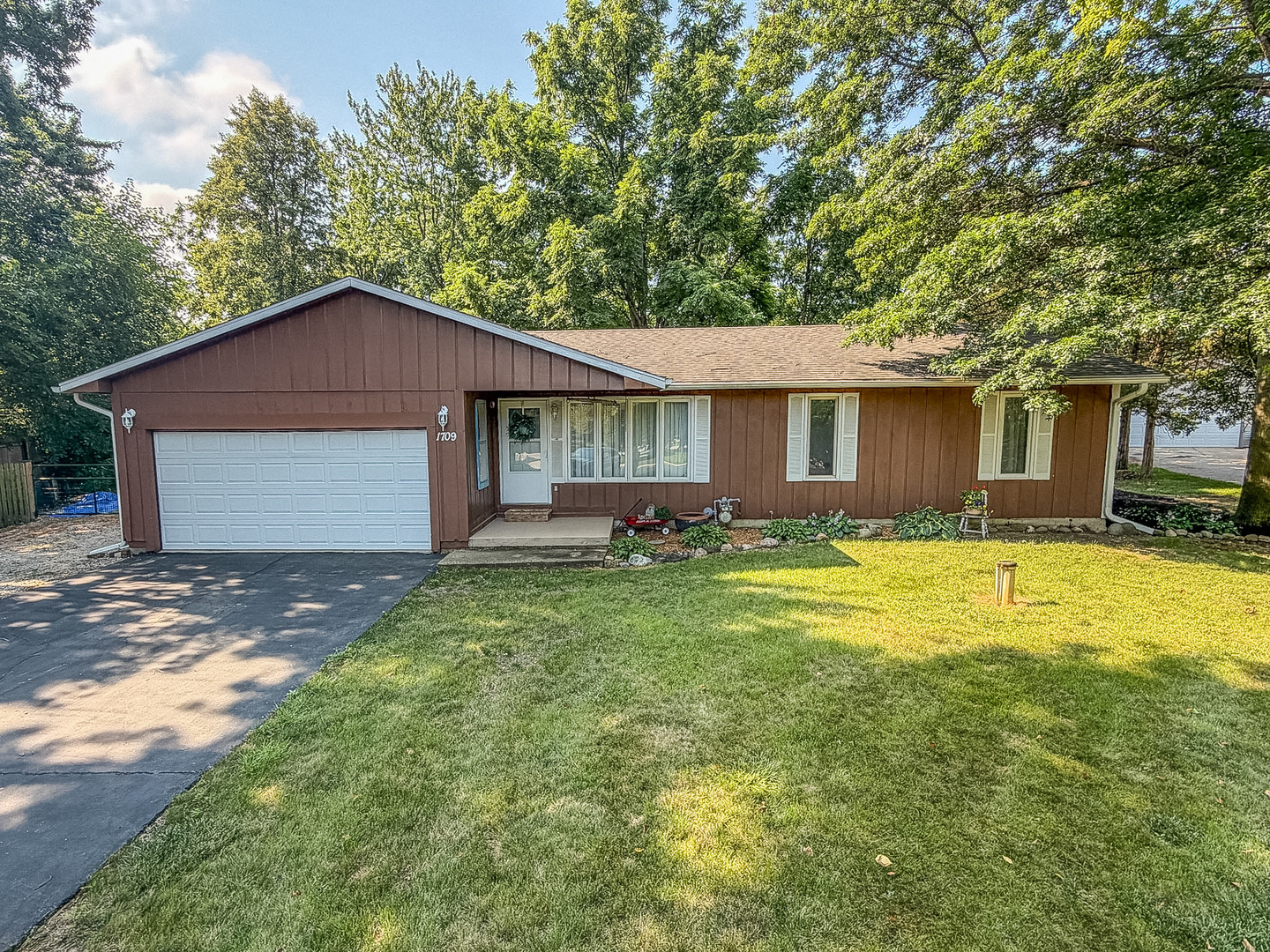 2nd image of 1709 W South Shore Dr, Mahomet, IL 61853 | MLS# 12710098