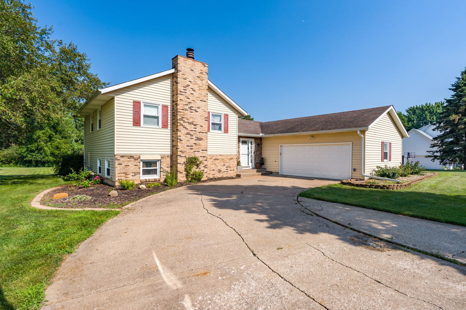 Homes for sale in Geneseo, IL | 25 Woodcrest Dr, Geneseo, IL 61254 | MLS# 12710229