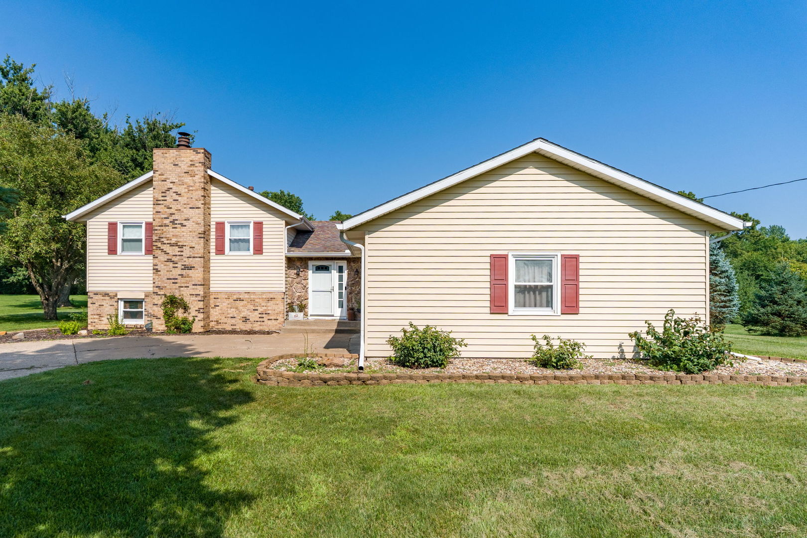 Homes for sale in Geneseo, IL | 25 Woodcrest Dr, Geneseo, IL 61254 | MLS# 12710229