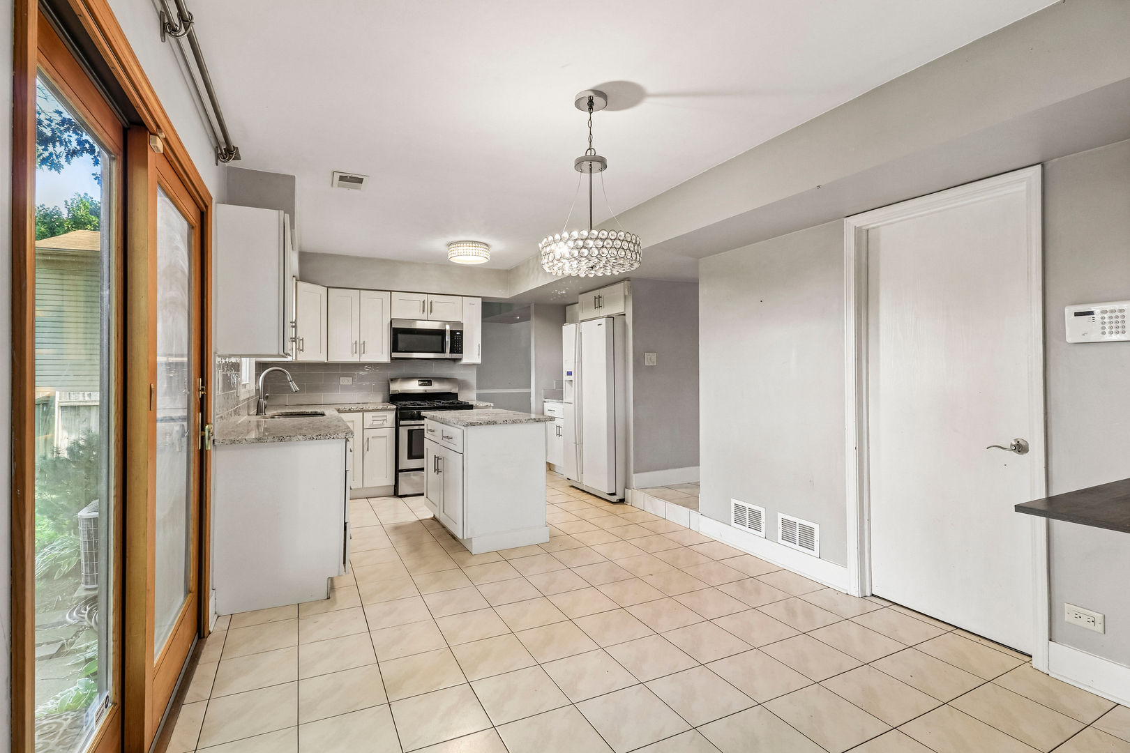 3rd image of 702 Buffalo Cir, Carol Stream, IL 60188 | MLS# 12710290