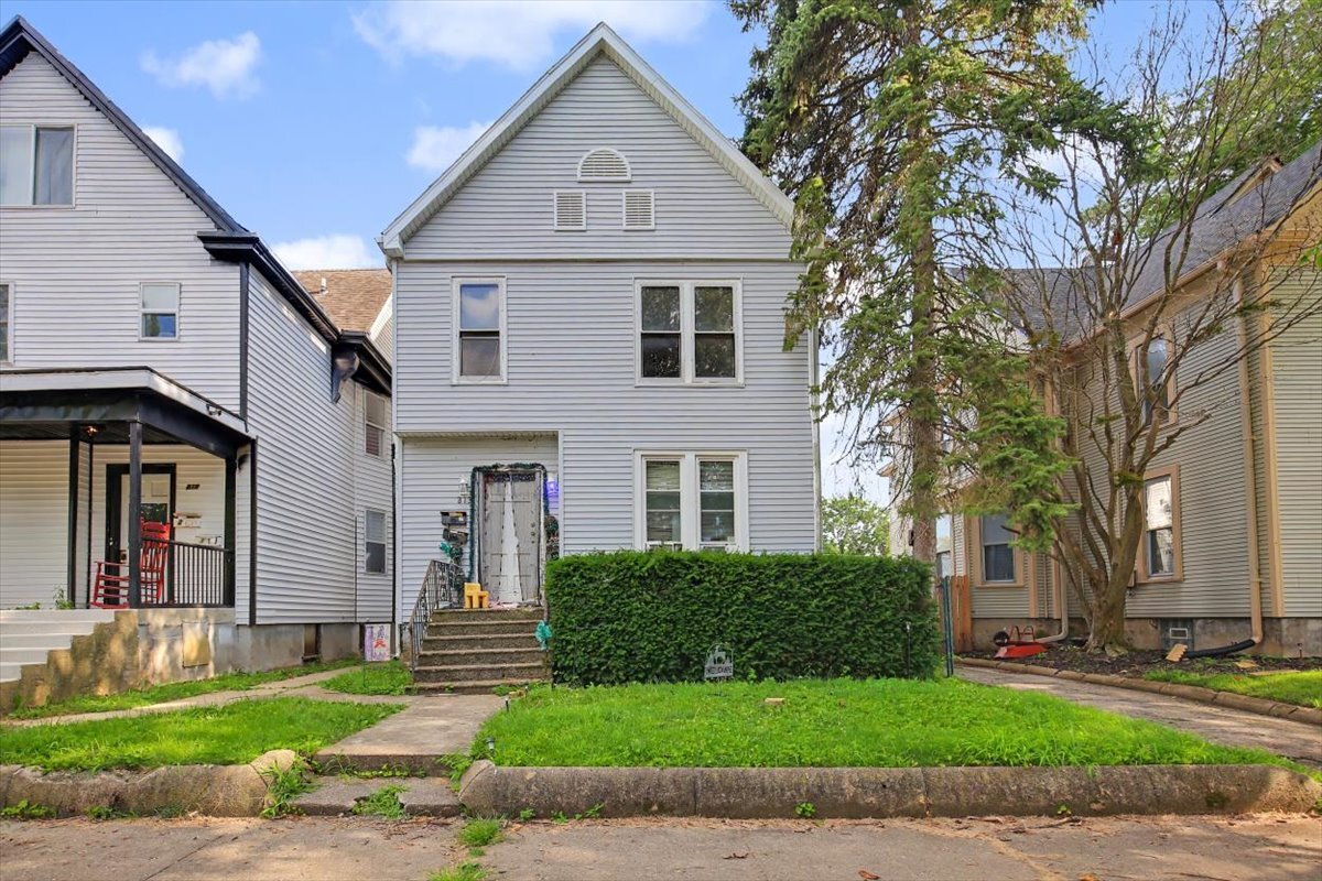 Homes for sale in Bloomington, IL | 813 E Jefferson St, Bloomington, IL 61701 | MLS# 12710357