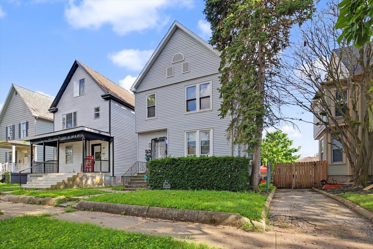 Homes for sale in Bloomington, IL | 813 E Jefferson St, Bloomington, IL 61701 | MLS# 12710357