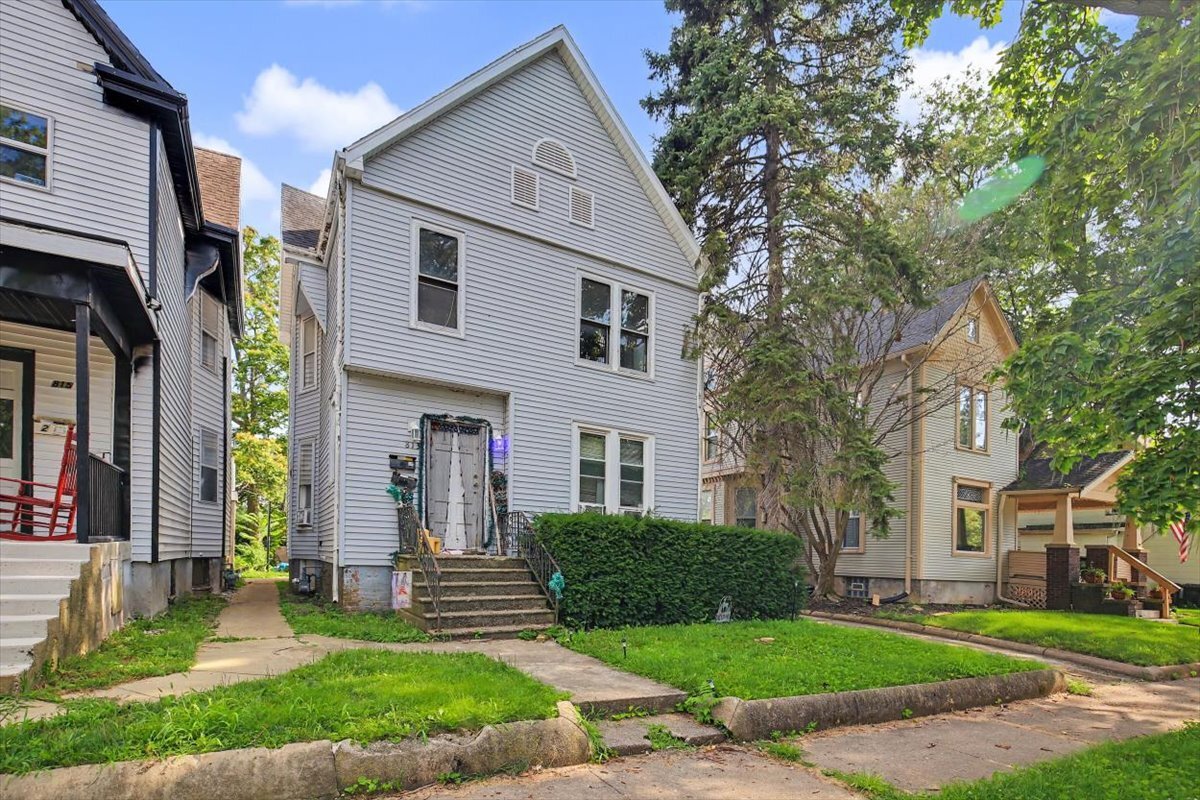 Homes for sale in Bloomington, IL | 813 E Jefferson St, Bloomington, IL 61701 | MLS# 12710357