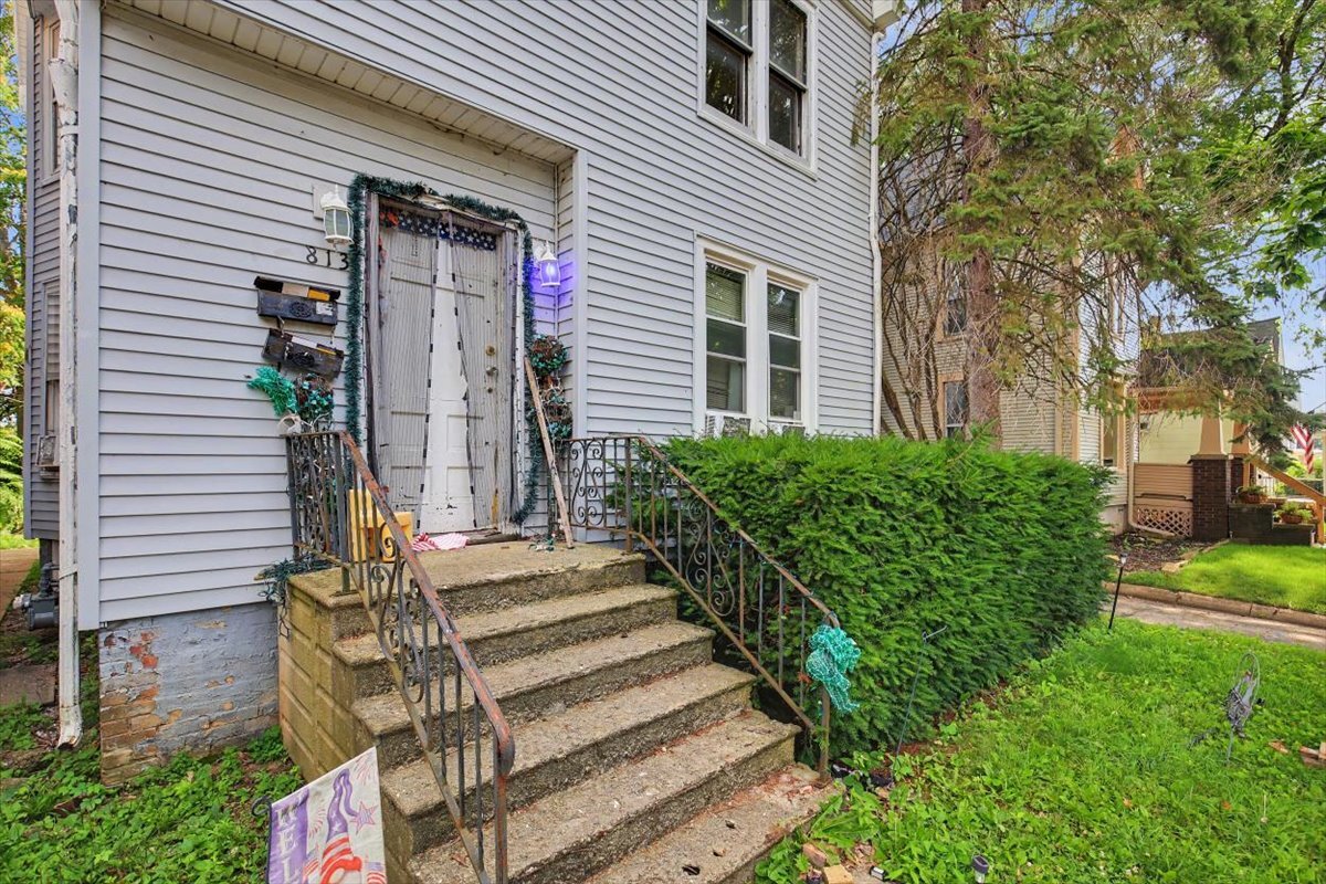 Homes for sale in Bloomington, IL | 813 E Jefferson St, Bloomington, IL 61701 | MLS# 12710357