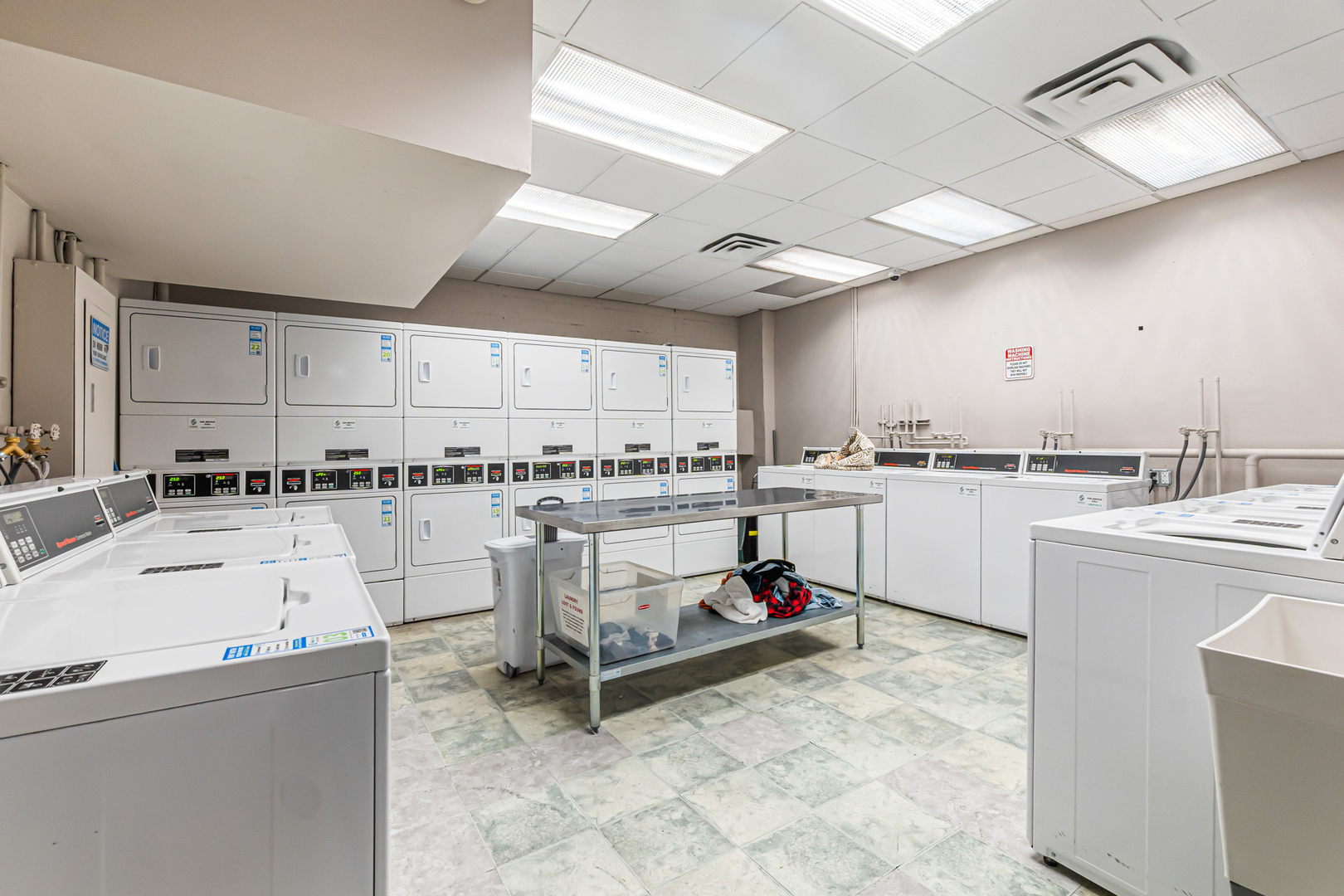 2nd image of 33 W Delaware Pl, Chicago, IL 60610