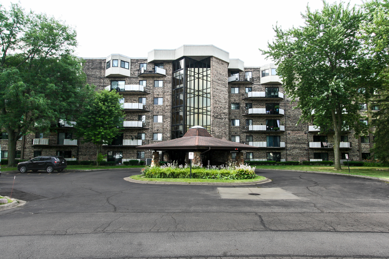 Homes for sale in Palatine, IL | 1275 E Baldwin Ln #306, Palatine, IL 60074 | MLS# 12710584