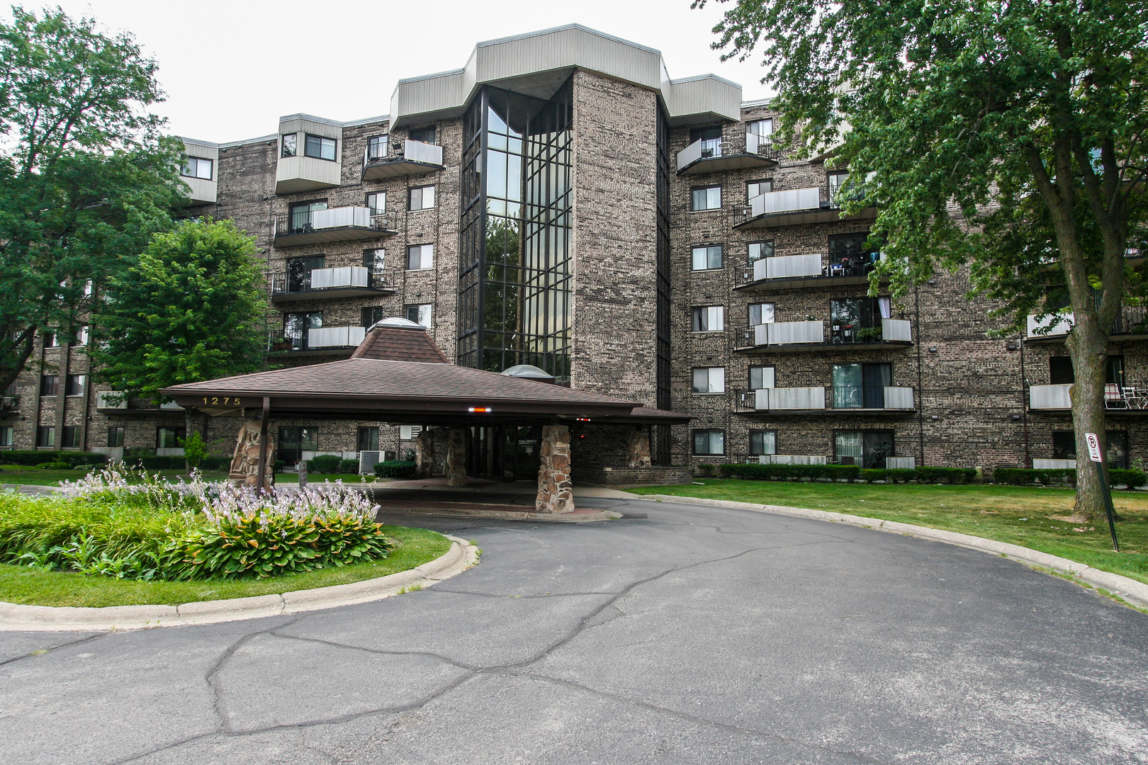 Homes for sale in Palatine, IL | 1275 E Baldwin Ln #306, Palatine, IL 60074 | MLS# 12710584