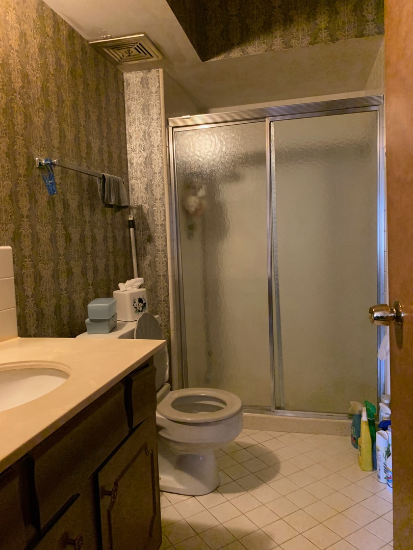 2nd image of 900 S River Rd, Des Plaines, IL 60016