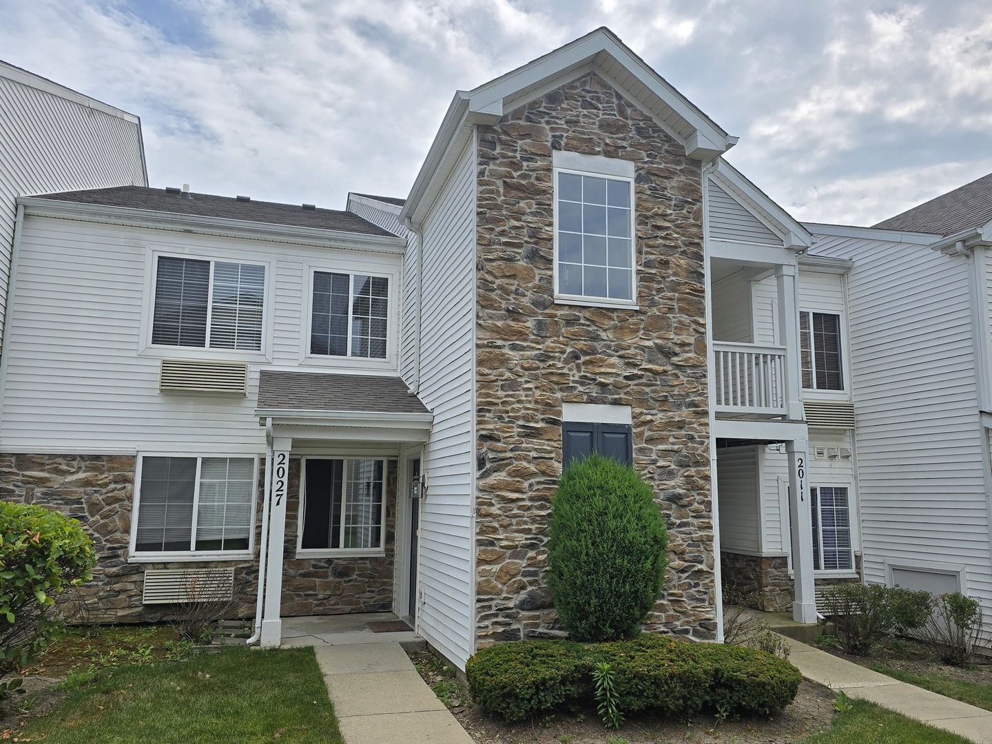 2nd image of 2027 Silverstone Dr #2027, Carpentersville, IL 60110 | MLS# 12710816