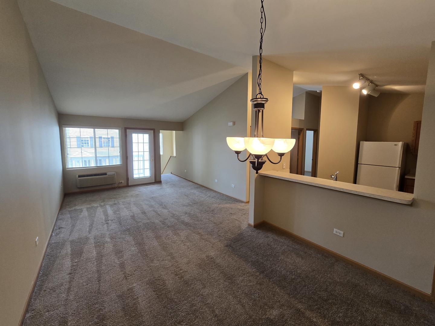 4th image of 2027 Silverstone Dr, Carpentersville, IL 60110