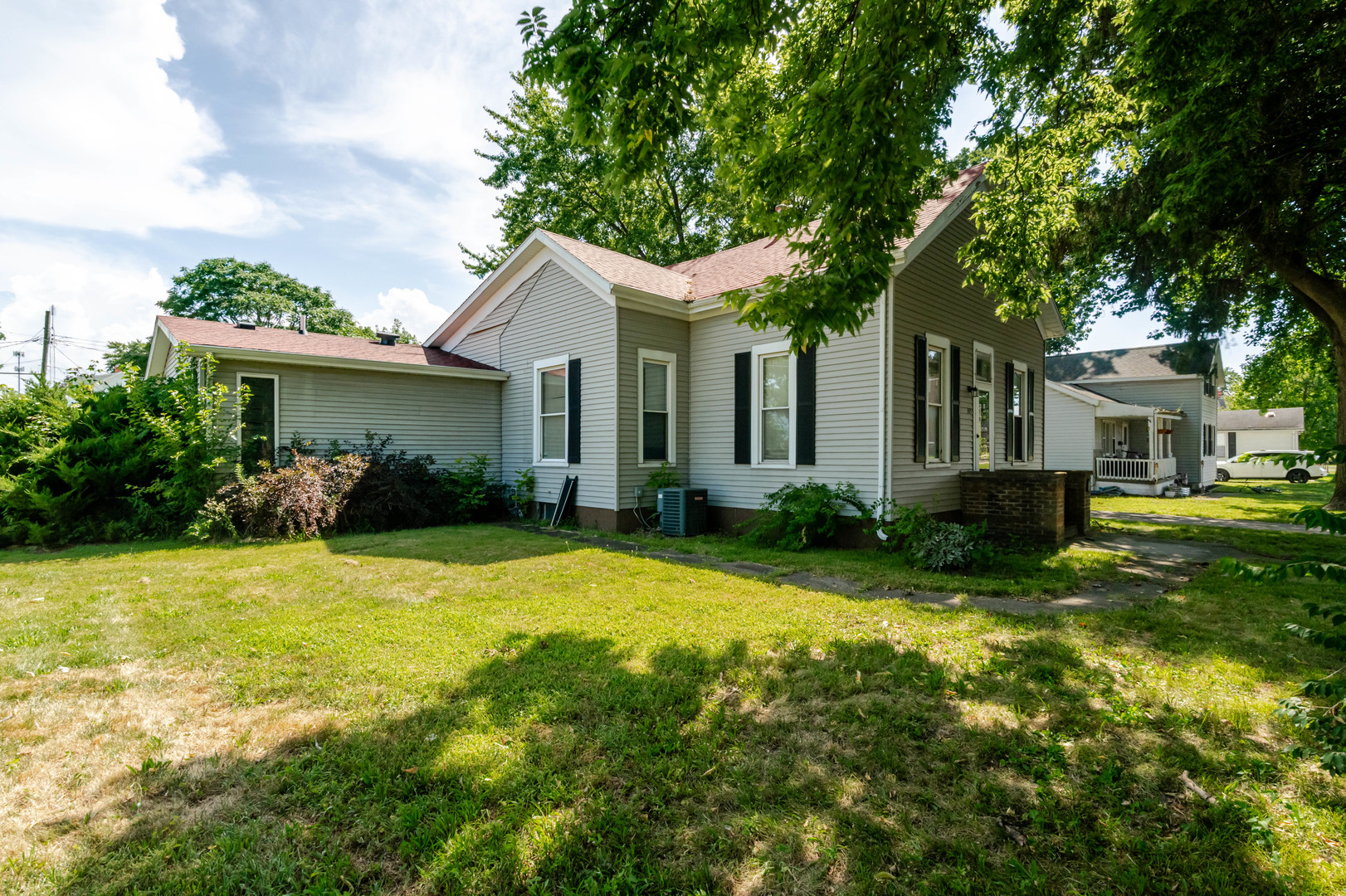 3rd image of 105 7Th St, Lincoln, IL 62656 | MLS# 12710856