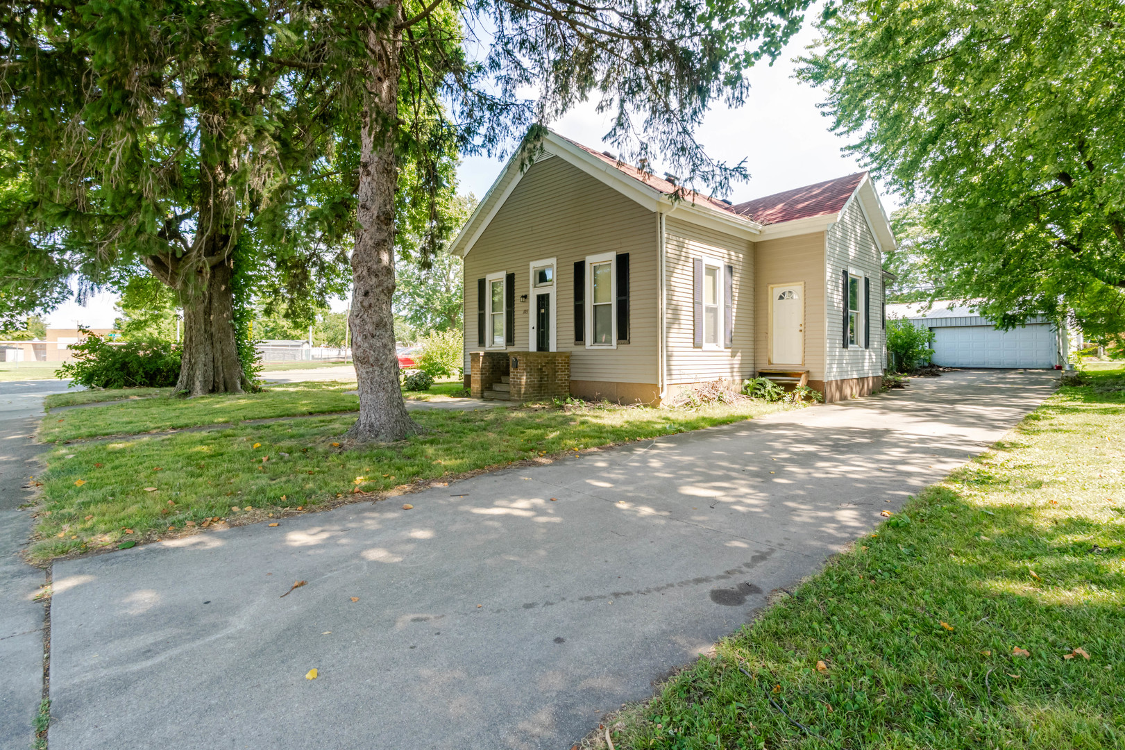 2nd image of 105 7th St, Lincoln, IL 62656 | MLS# 12710856