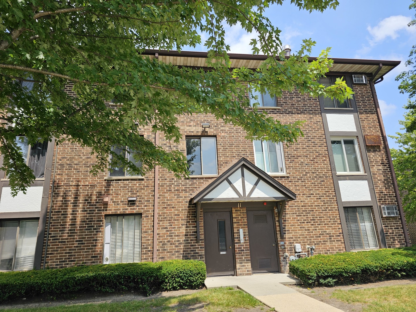 Homes for sale in Vernon Hills, IL | 11 Crestview Ln #10, Vernon Hills, IL 60061 | MLS# 12710903