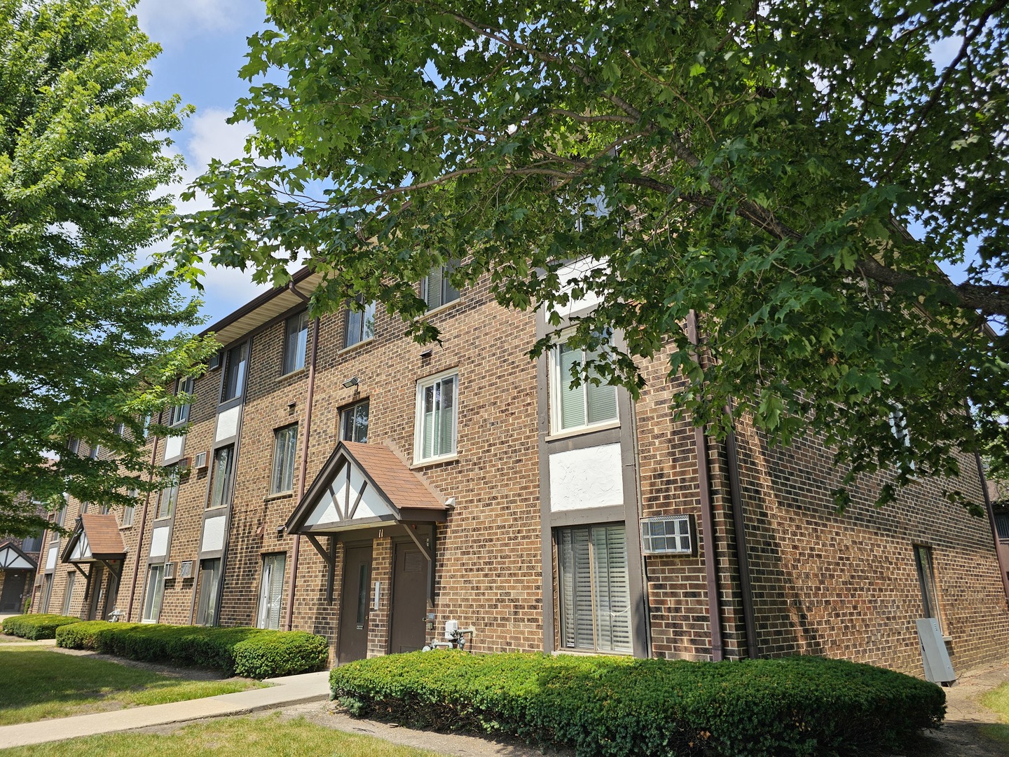 Homes for sale in Vernon Hills, IL | 11 Crestview Ln #10, Vernon Hills, IL 60061 | MLS# 12710903