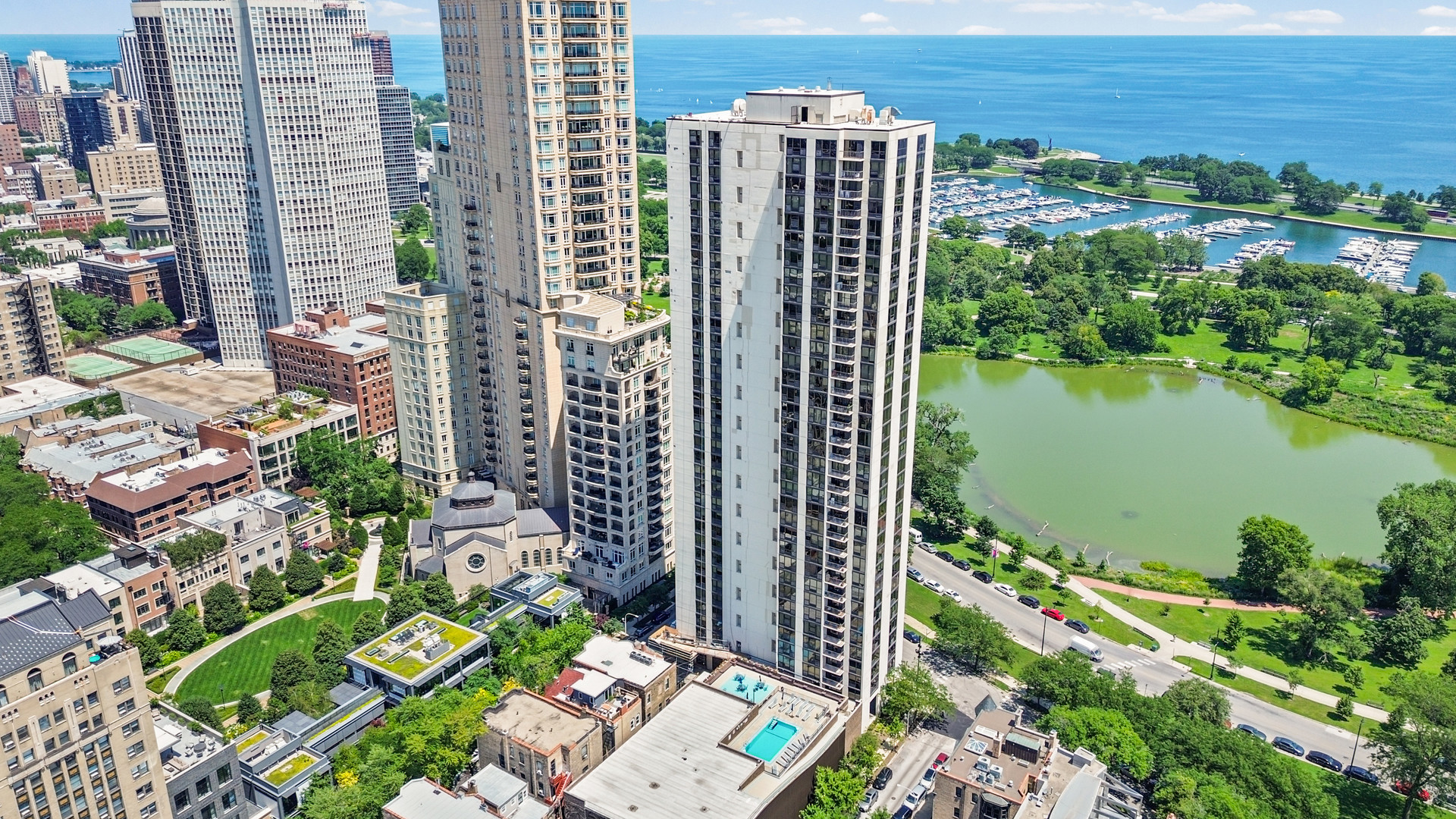2nd image of 2500 N Lakeview Ave, Chicago, IL 60614