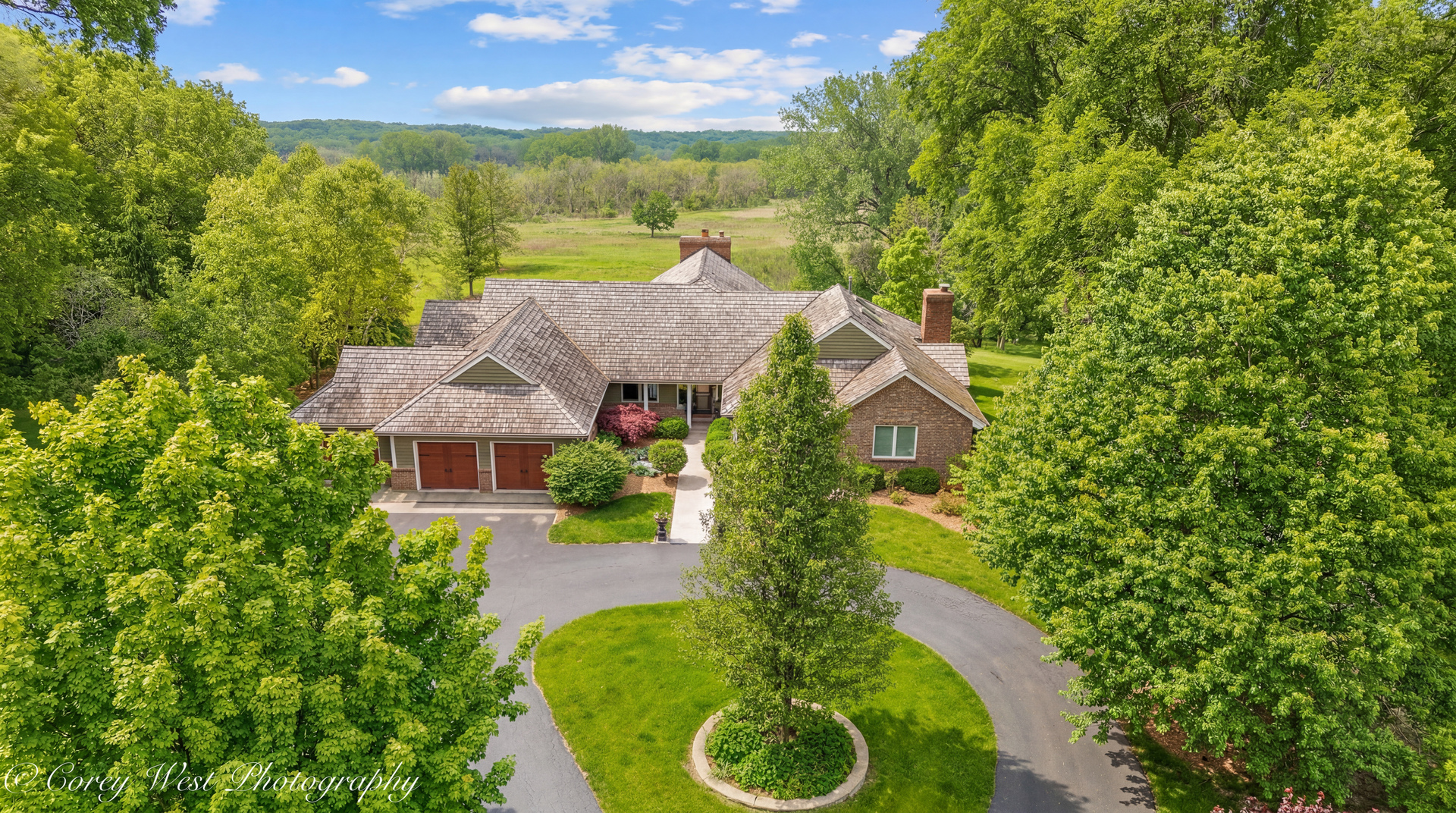 2nd image of 39w944 Deer Run Dr, Saint Charles, IL 60175 | MLS# 12711049