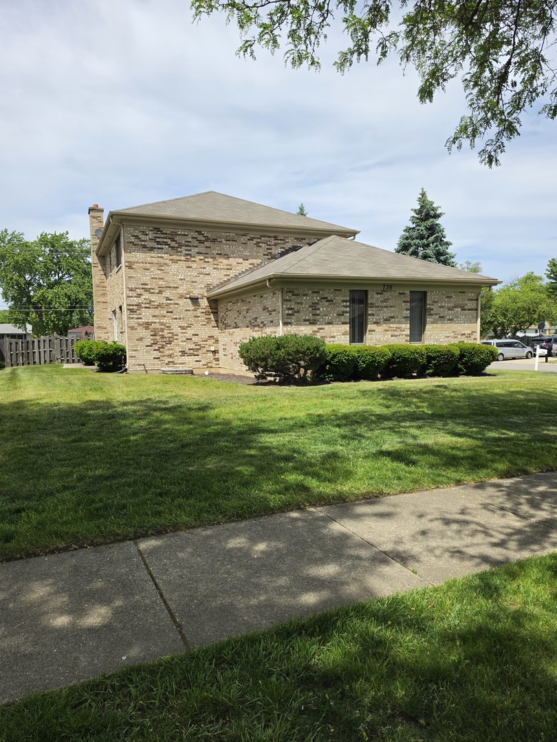 2nd image of 736 Yorkshire Ln, Des Plaines, IL 60016 | MLS# 12711097