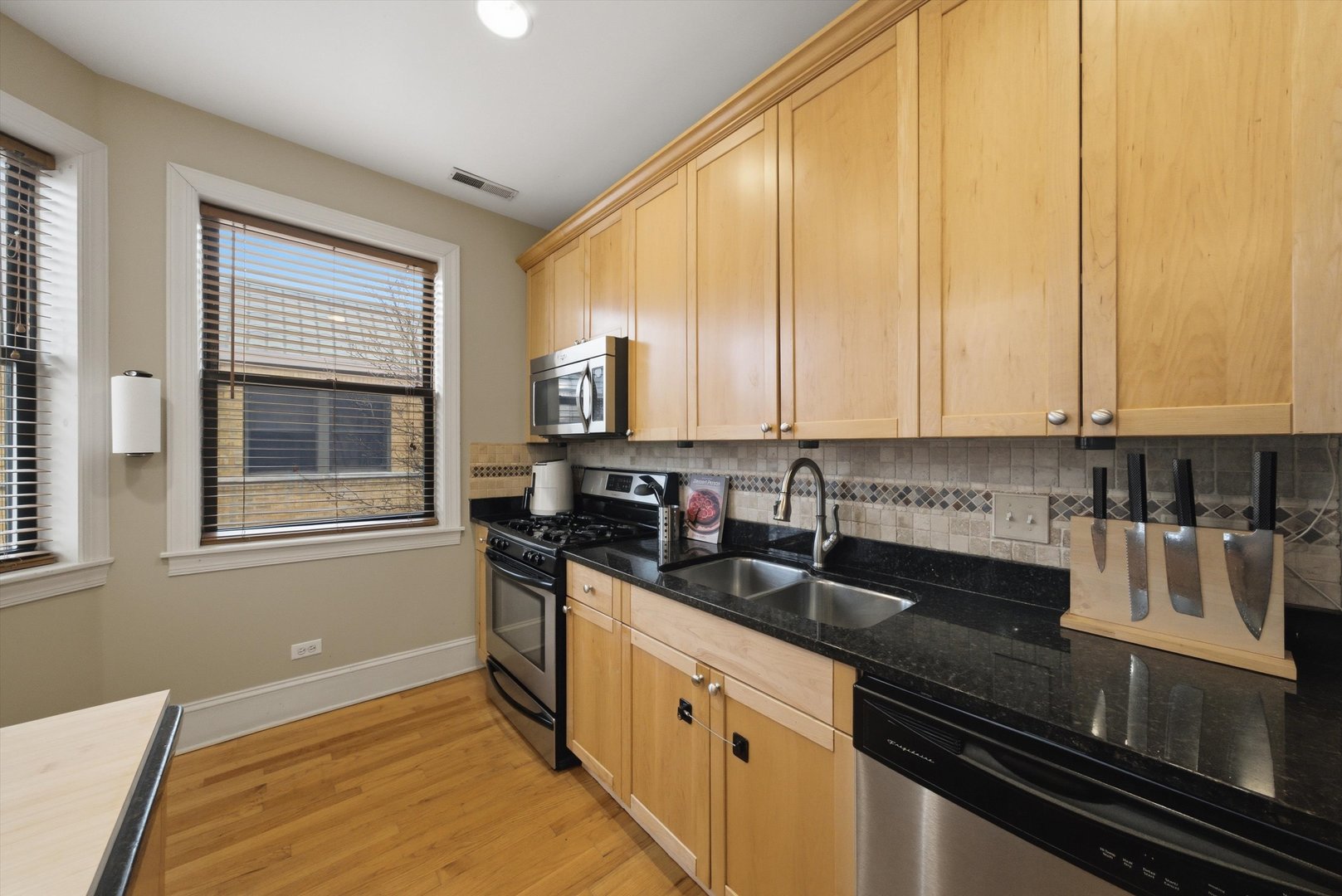 Homes for sale in Chicago, IL | 7633 N Greenview Ave #3W, Chicago, IL 60626 | MLS# 12711113