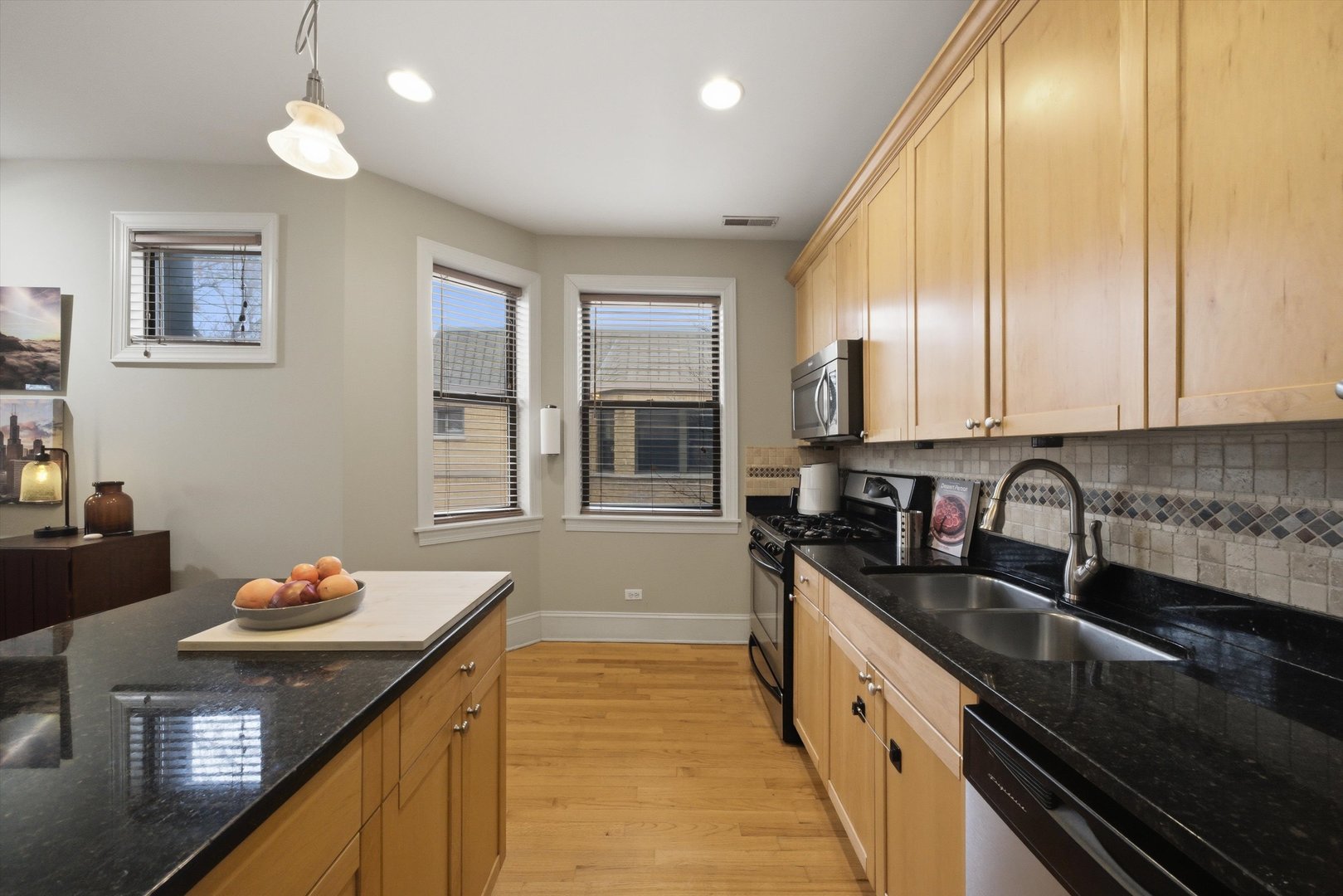 Homes for sale in Chicago, IL | 7633 N Greenview Ave #3W, Chicago, IL 60626 | MLS# 12711113