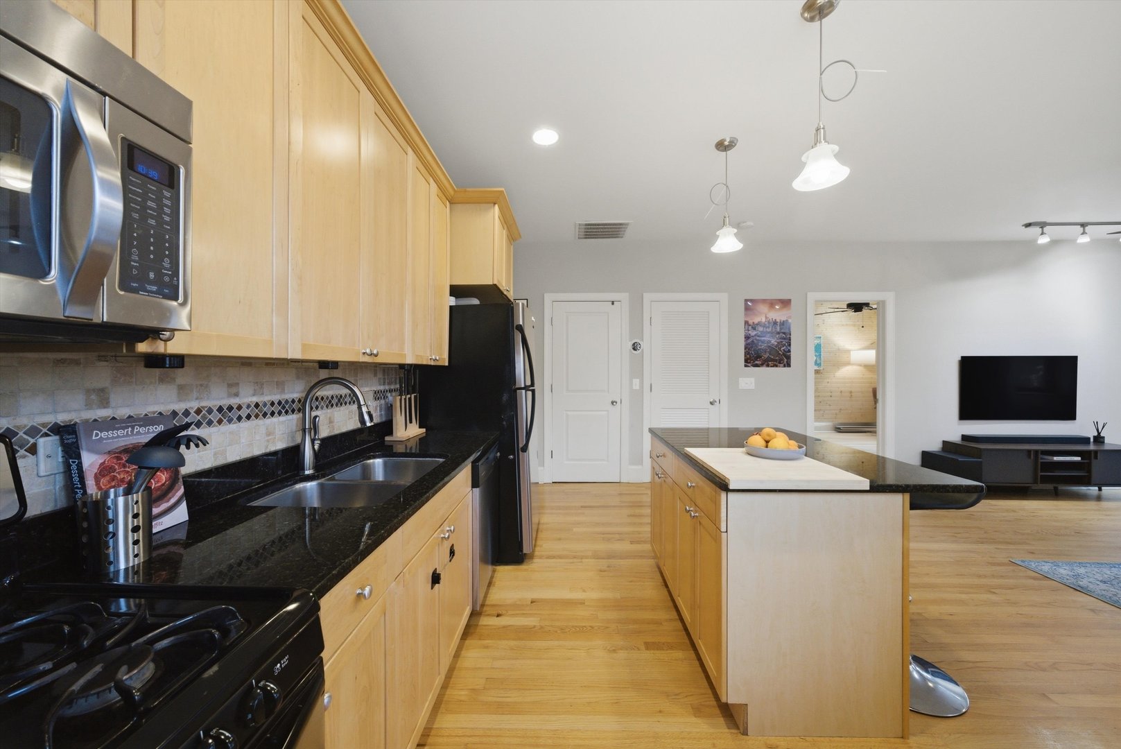 Homes for sale in Chicago, IL | 7633 N Greenview Ave #3W, Chicago, IL 60626 | MLS# 12711113
