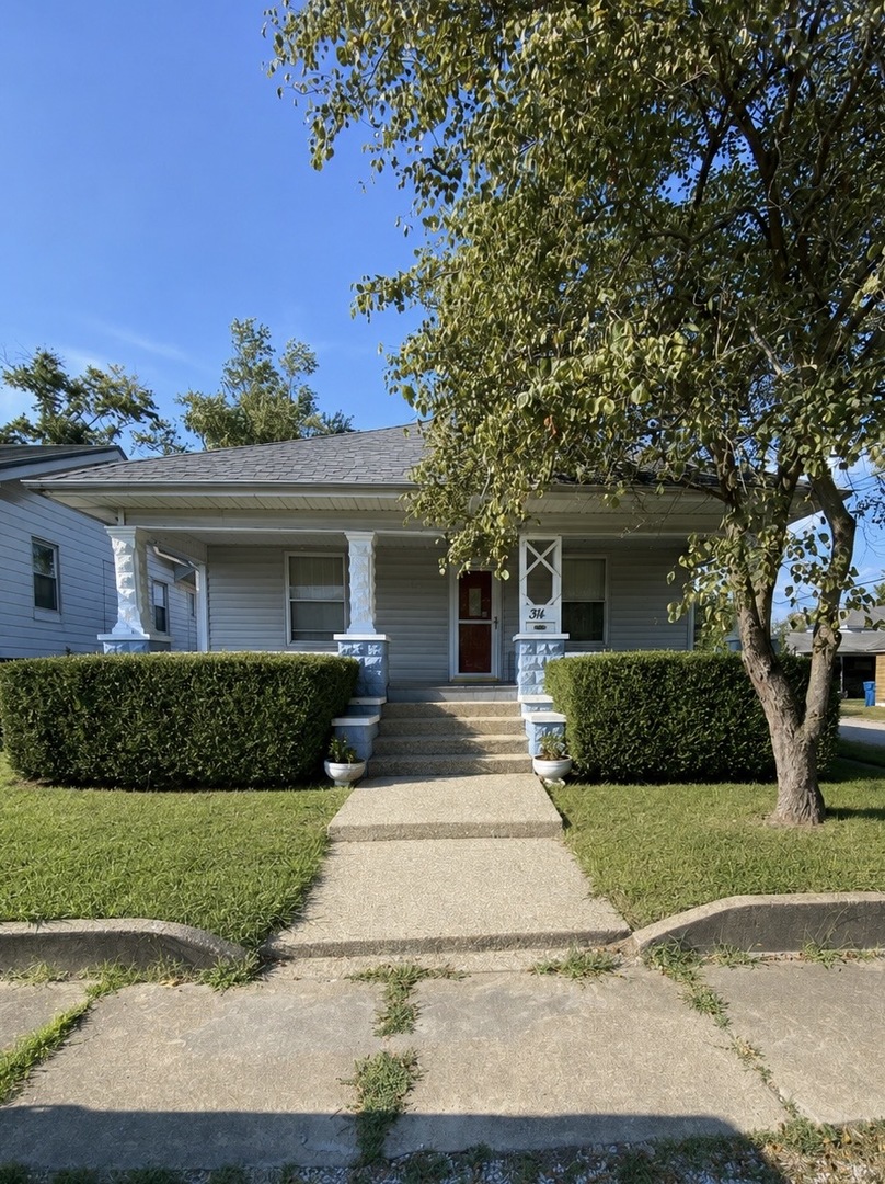 Homes for sale in Centralia, IL | 314 E 8th St, Centralia, IL 62801 | MLS# 12711136