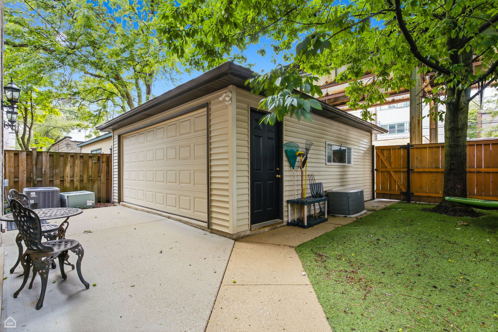 2nd image of 1310 W Roscoe Street, Chicago, IL 60657 | Houzeo
