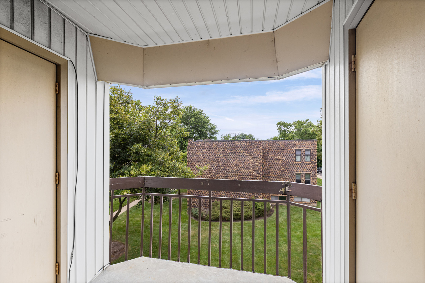 4th image of 2216 Country Clb Dr, Woodridge, IL 60517