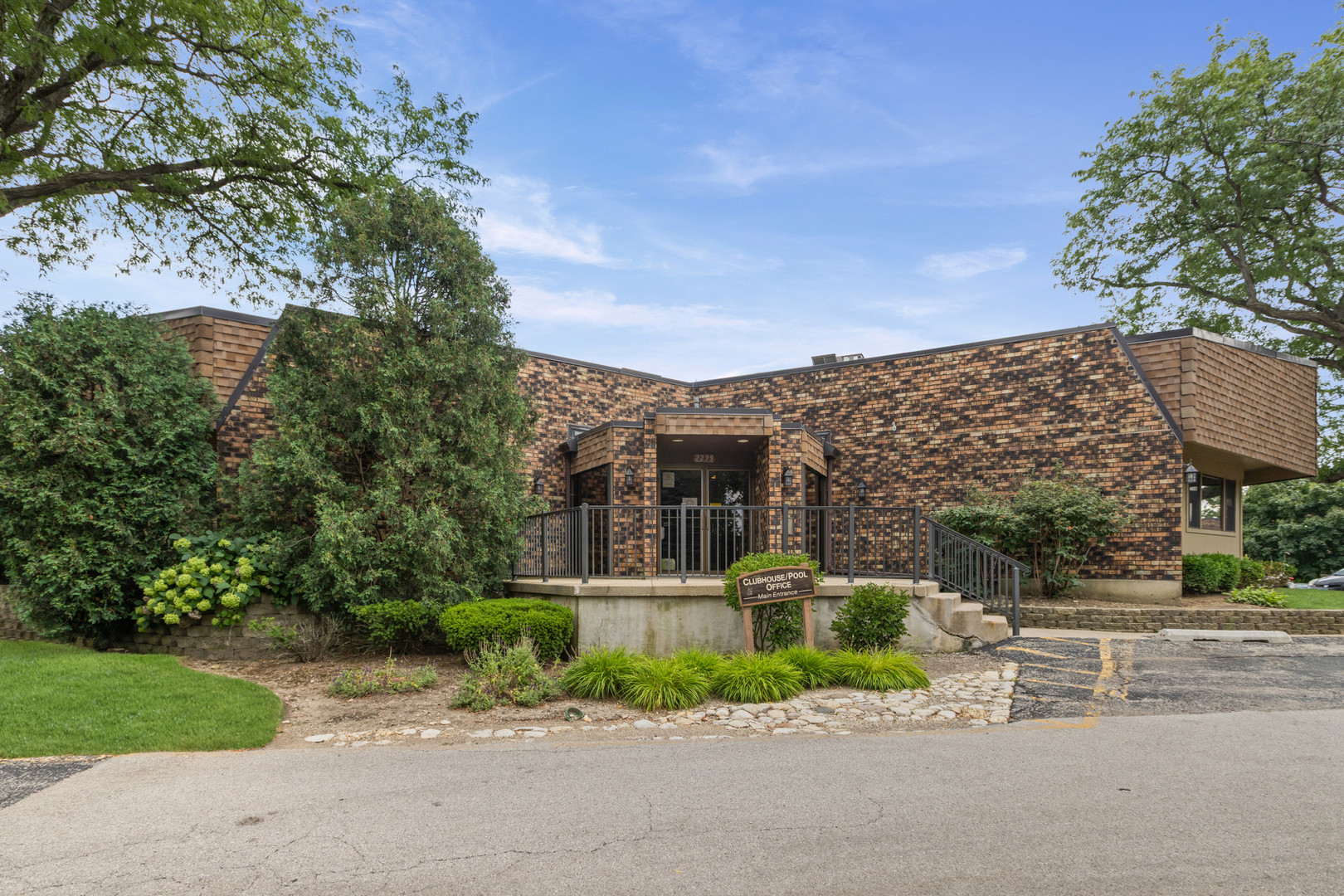2nd image of 2216 Country Clb Dr, Woodridge, IL 60517
